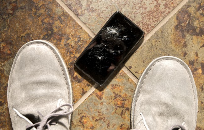 uszkodzony wyswietlacz pekniety ekran smartfon iphone