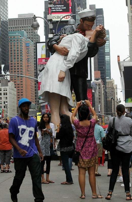 Statue Of Iconic Image Of Soldier And Nurse Kissing Debuts In Times Square