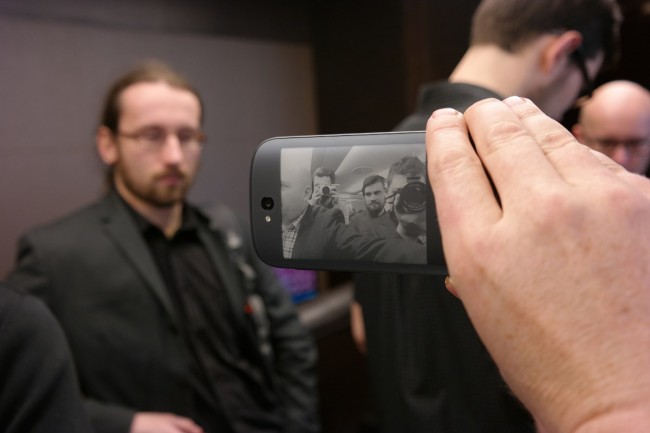 YotaPhone 2 (1) class="wp-image-306496" 