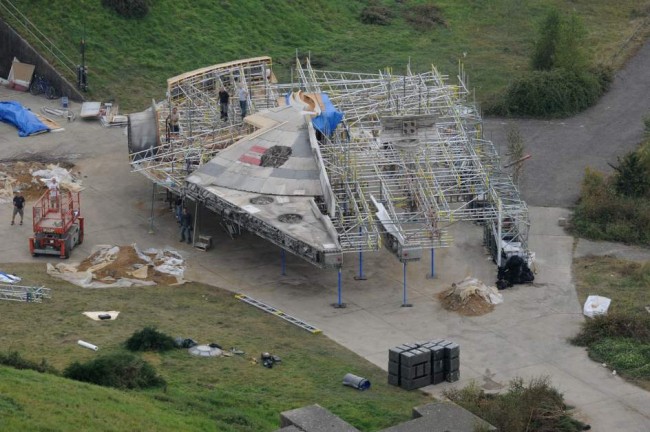 millenium-falcon-leak-set