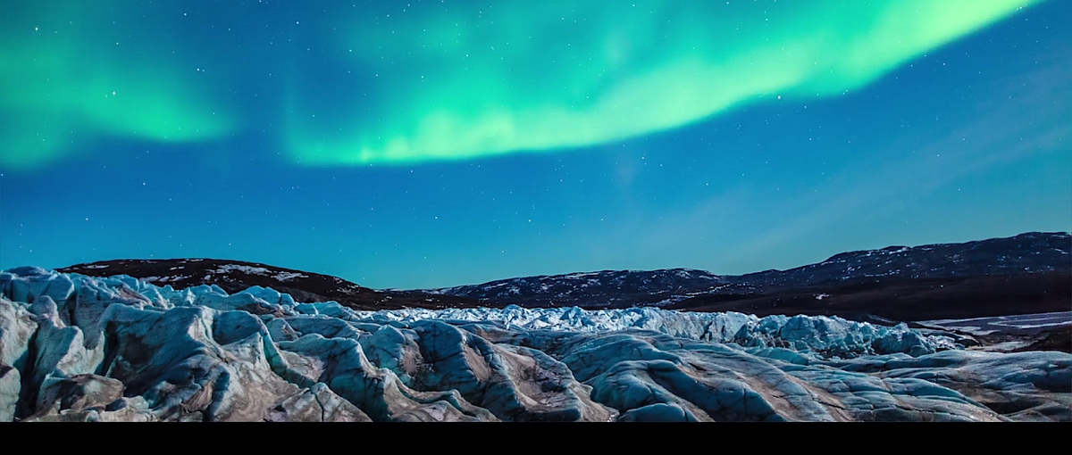 Zorza polarna tańcząca nad dwiema wyspami. Timelapse roku?