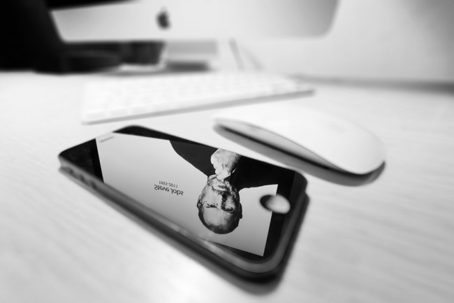 apple-steve-jobs-iphone class="wp-image-340196" 