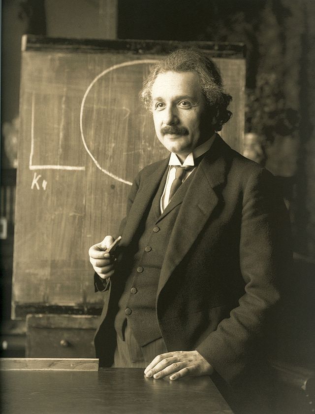 Einstein_1921_by_F_Schmutzer_-_restoration class="wp-image-353549" 