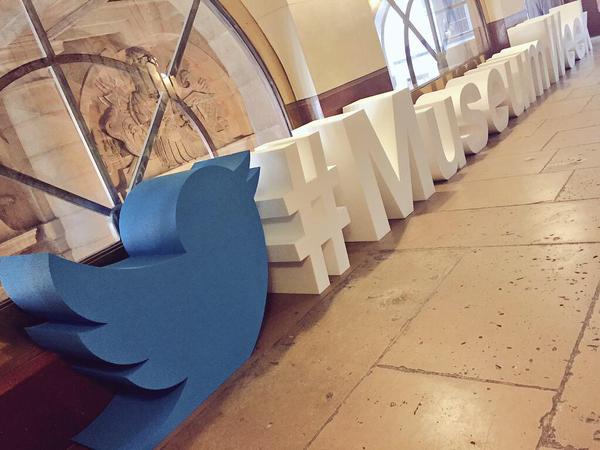 Giant_hashtag