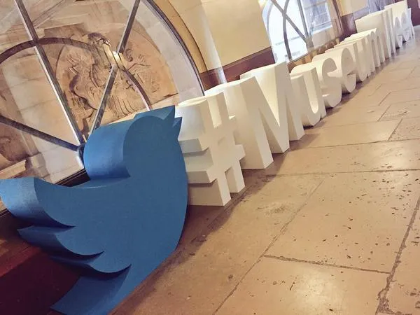 Giant_hashtag