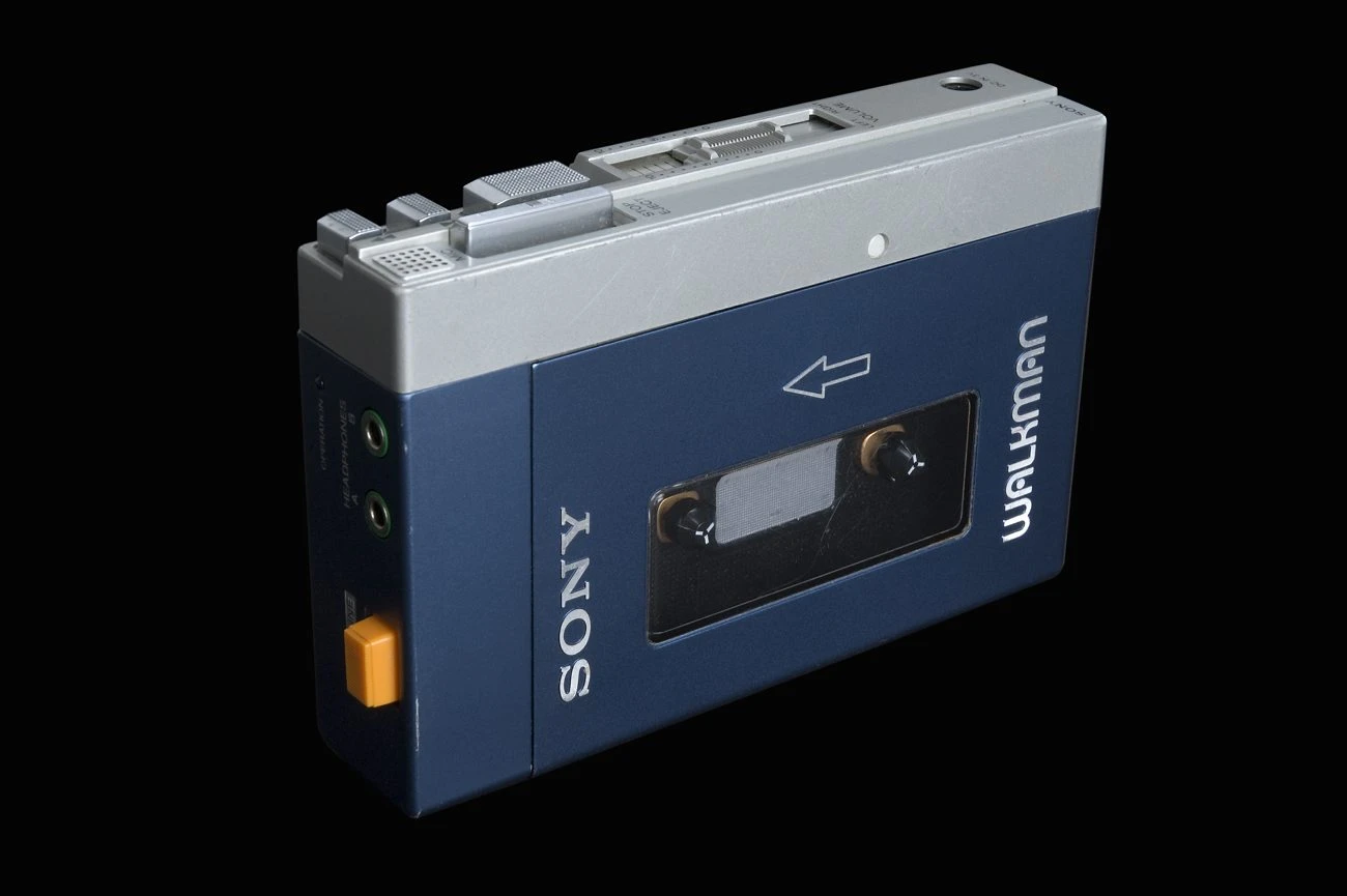 „Walkman TPS-L2“ von Anna Gerdén - Tekniska museet. Lizenziert unter CC BY-SA 3.0 über Wikimedia Commons - http://commons.wikimedia.org/wiki/File:Walkman_TPS-L2.jpg#/media/File:Walkman_TPS-L2.jpg class="wp-image-368263" 