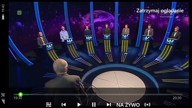 Na konsoli działająca gra, na telefonie telewizja class="wp-image-392191" 