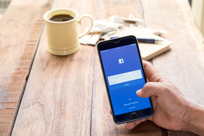 facebook-fb-fejs-smartfon (1) class="wp-image-396598" 