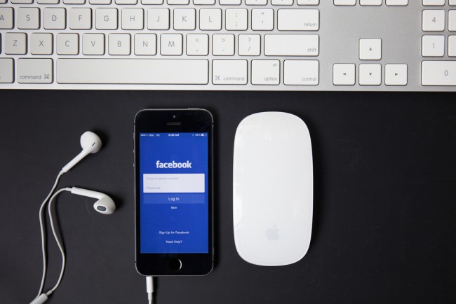 facebook-fb-fejs-smartfon (2) class="wp-image-396600" 