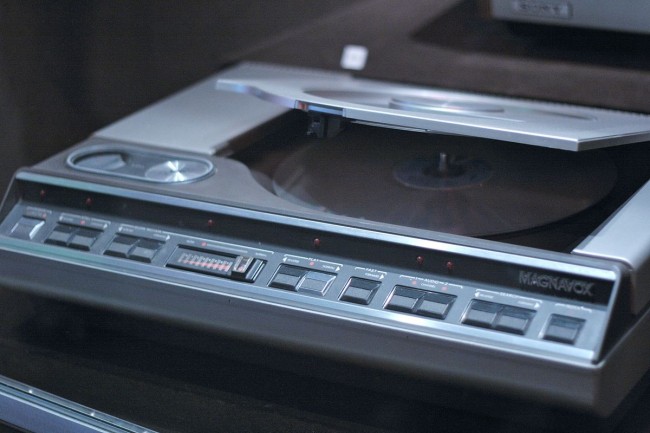 1200px-Magnavox_Laserdisc_player