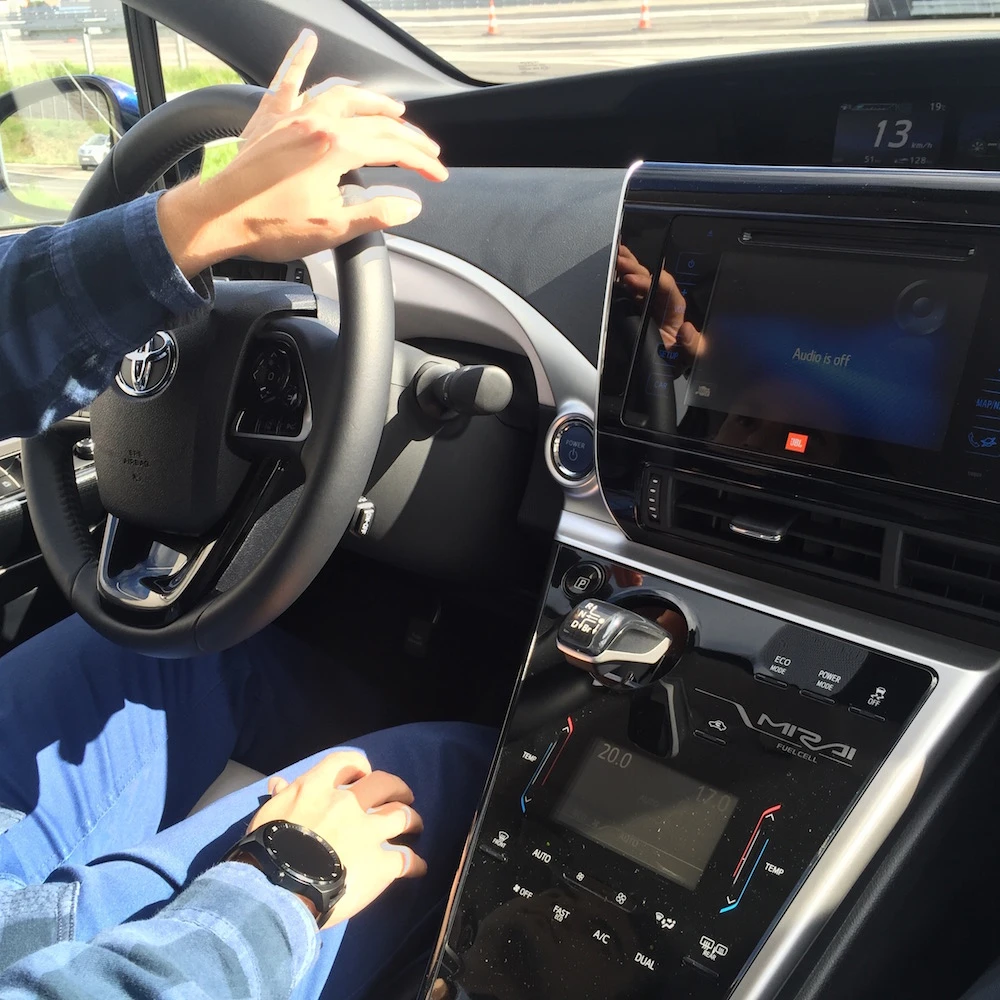 https://ocs-pl.oktawave.com/v1/AUTH_2887234e-384a-4873-8bc5-405211db13a2/spidersweb/2015/09/Toyota-Mirai-5.jpg