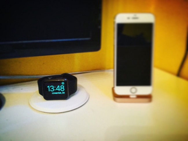 apple-watch-magnetic-charging-dock-iphone-lightning-dock class="wp-image-456286" 