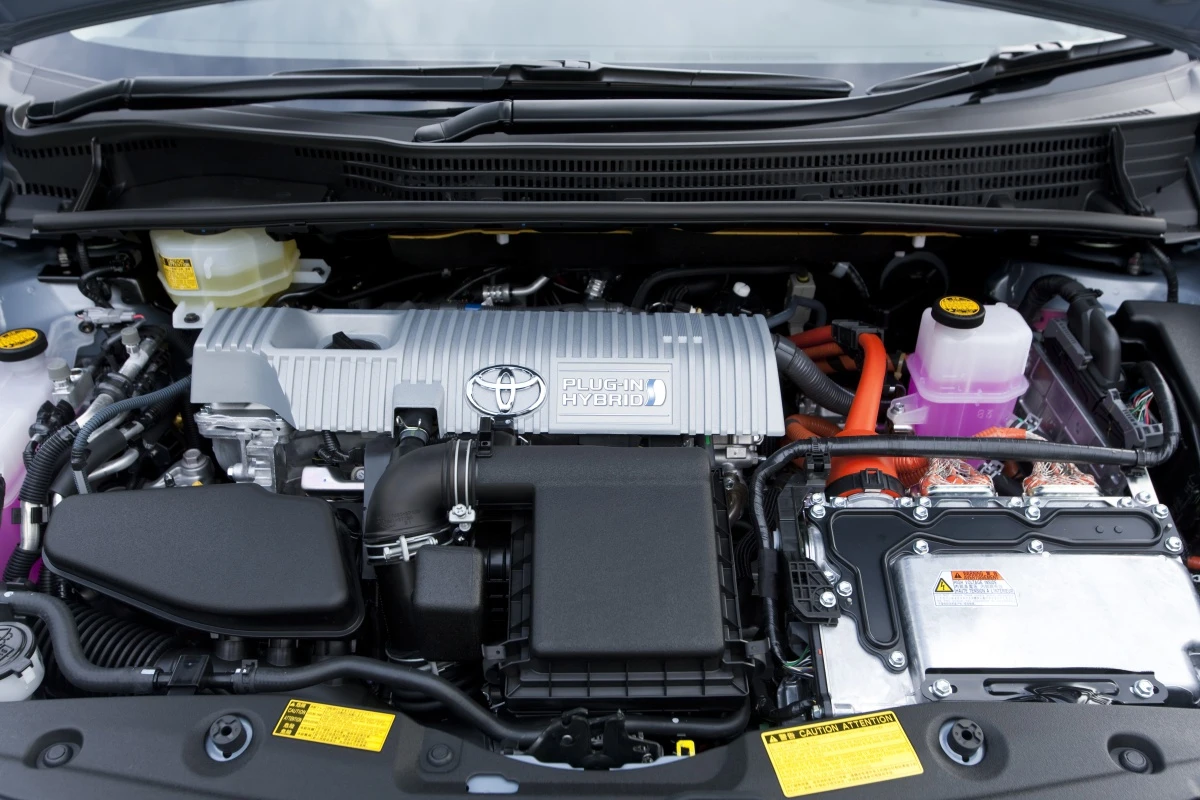 Tak wygląda pod maską Toyota Prius Plug-in. class="wp-image-460903"