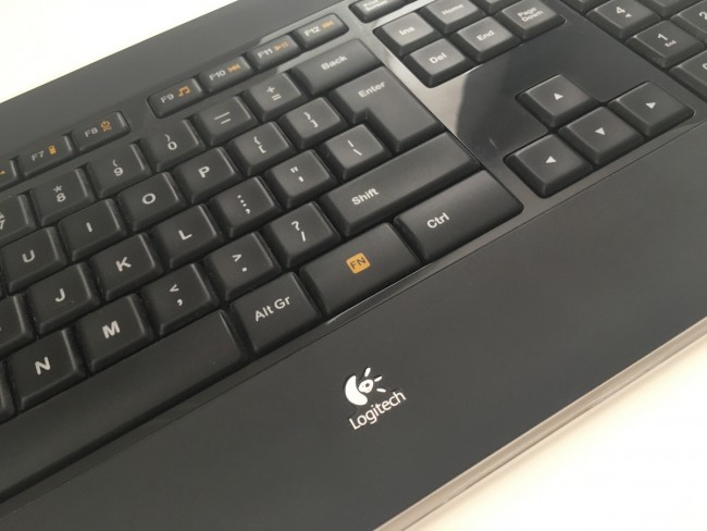 Logitech K800 