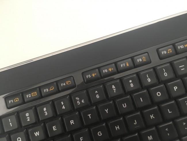 Logitech K800 