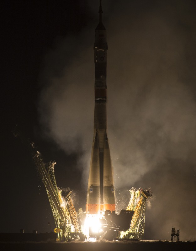 The Soyuz TMA-20M rocket launches from the Baikonur Cosmodrome in Kazakhstan on Saturday, March 19, 2016 carrying Expedition 47 Soyuz Commander Alexey Ovchinin of Roscosmos, Flight Engineer Jeff Williams of NASA, and Flight Engineer Oleg Skripochka of Roscosmos into orbit to begin their five and a half month mission on the International Space Station. (Photo Credit: NASA/Aubrey Gemignani) class="wp-image-486406" 