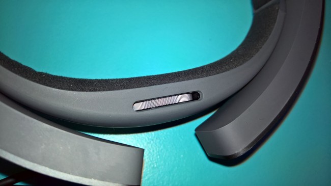 Tym pokrętłem dostosowujemy HoloLens do rozmiaru naszej głowy class="wp-image-488529" 