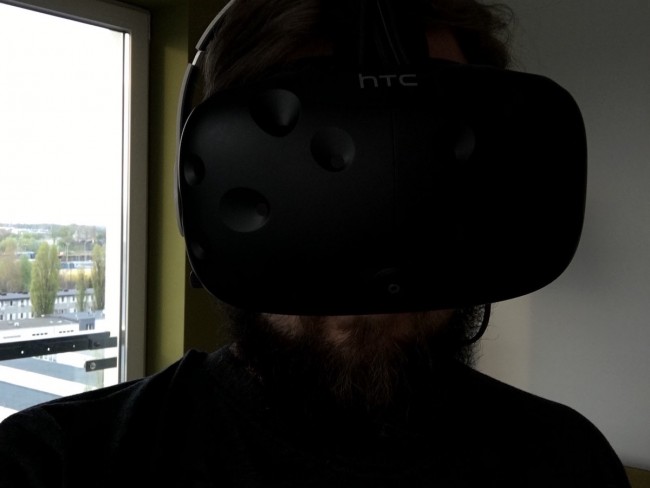 HTC Vive na głowie class="wp-image-493173" 