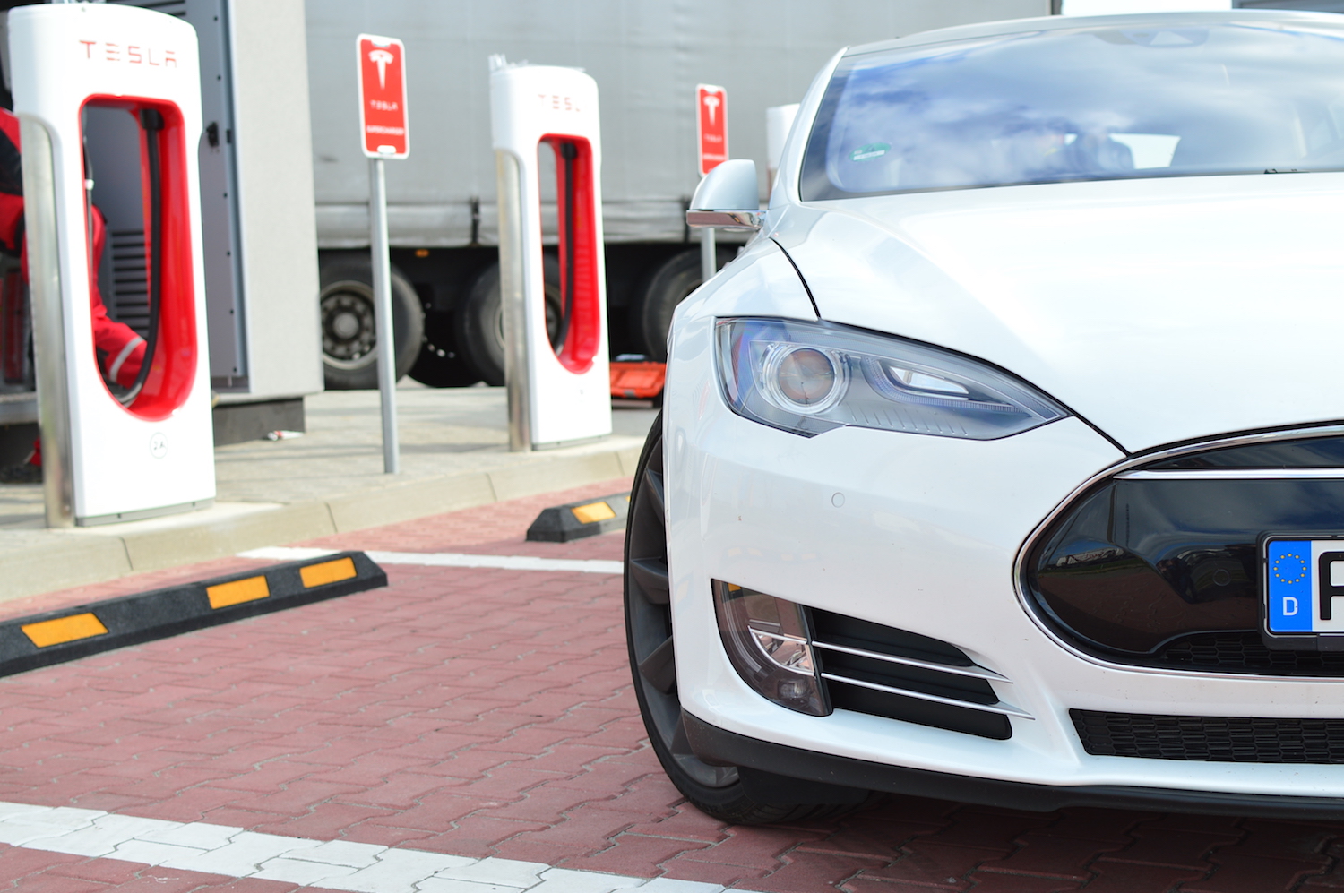 tesla model s wroclaw supercharger 15 class="wp-image-492101" 