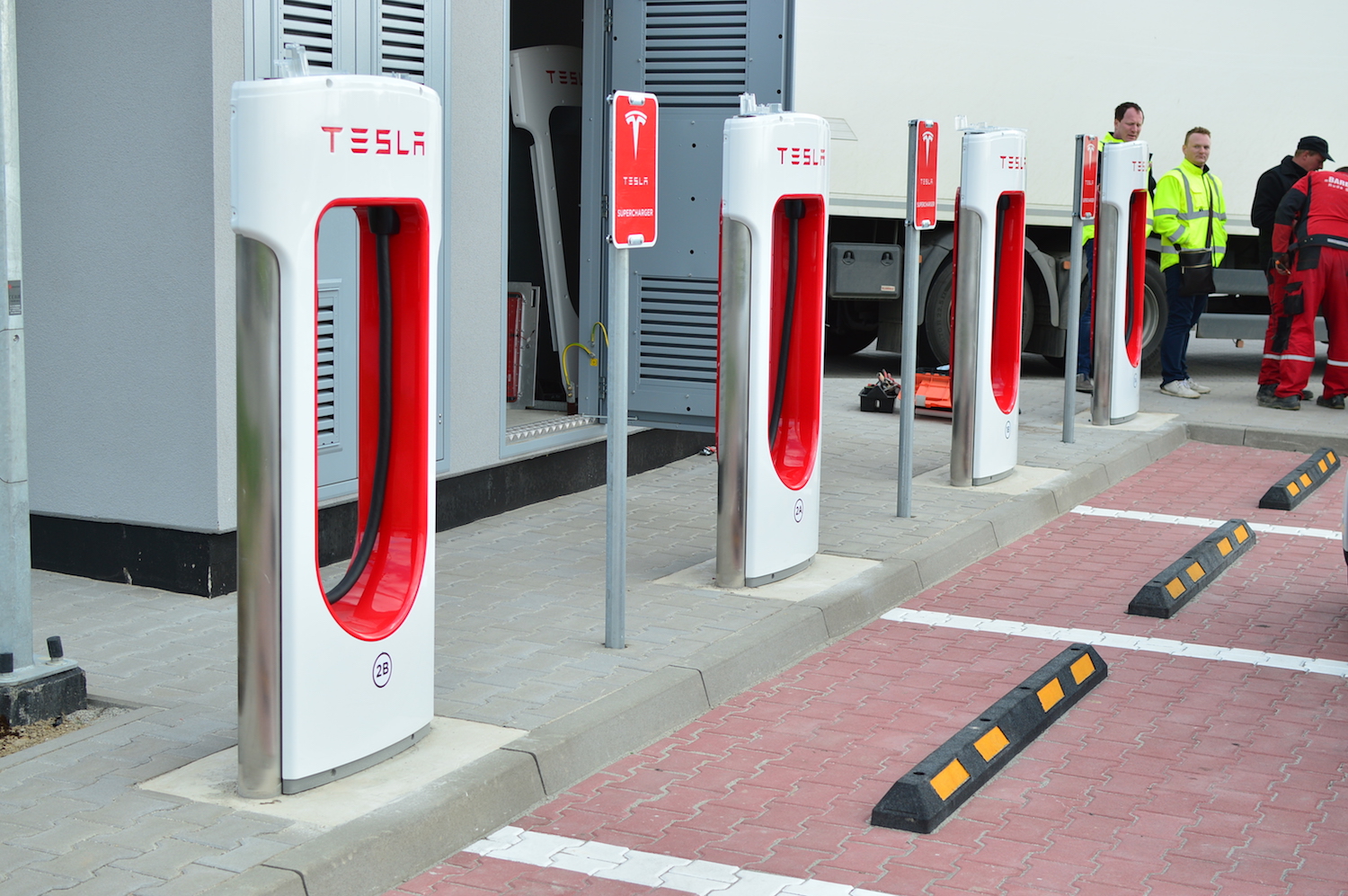 tesla model s wroclaw supercharger 4 class="wp-image-492088" 