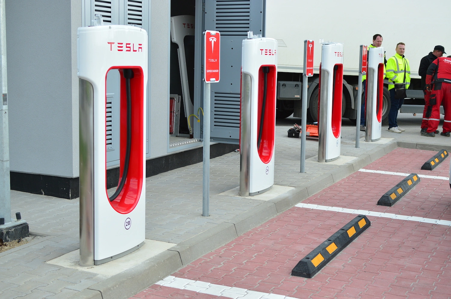tesla model s wroclaw supercharger 4 class="wp-image-492088" 