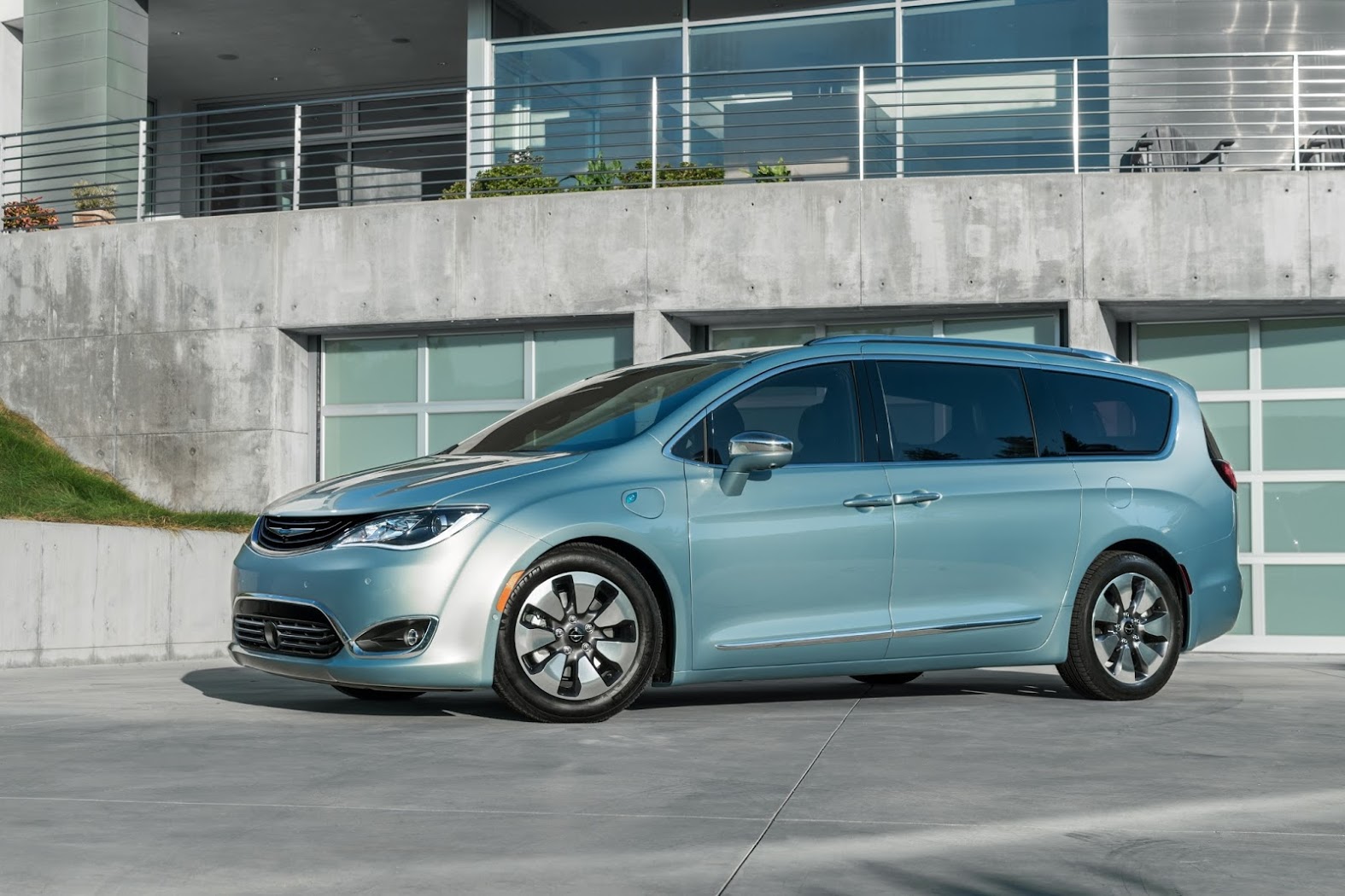 google chrysler pacifica class="wp-image-494377" 