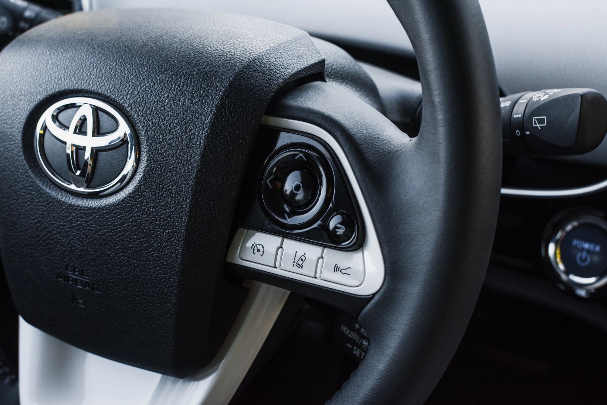Toyota-Prius-srodek-11