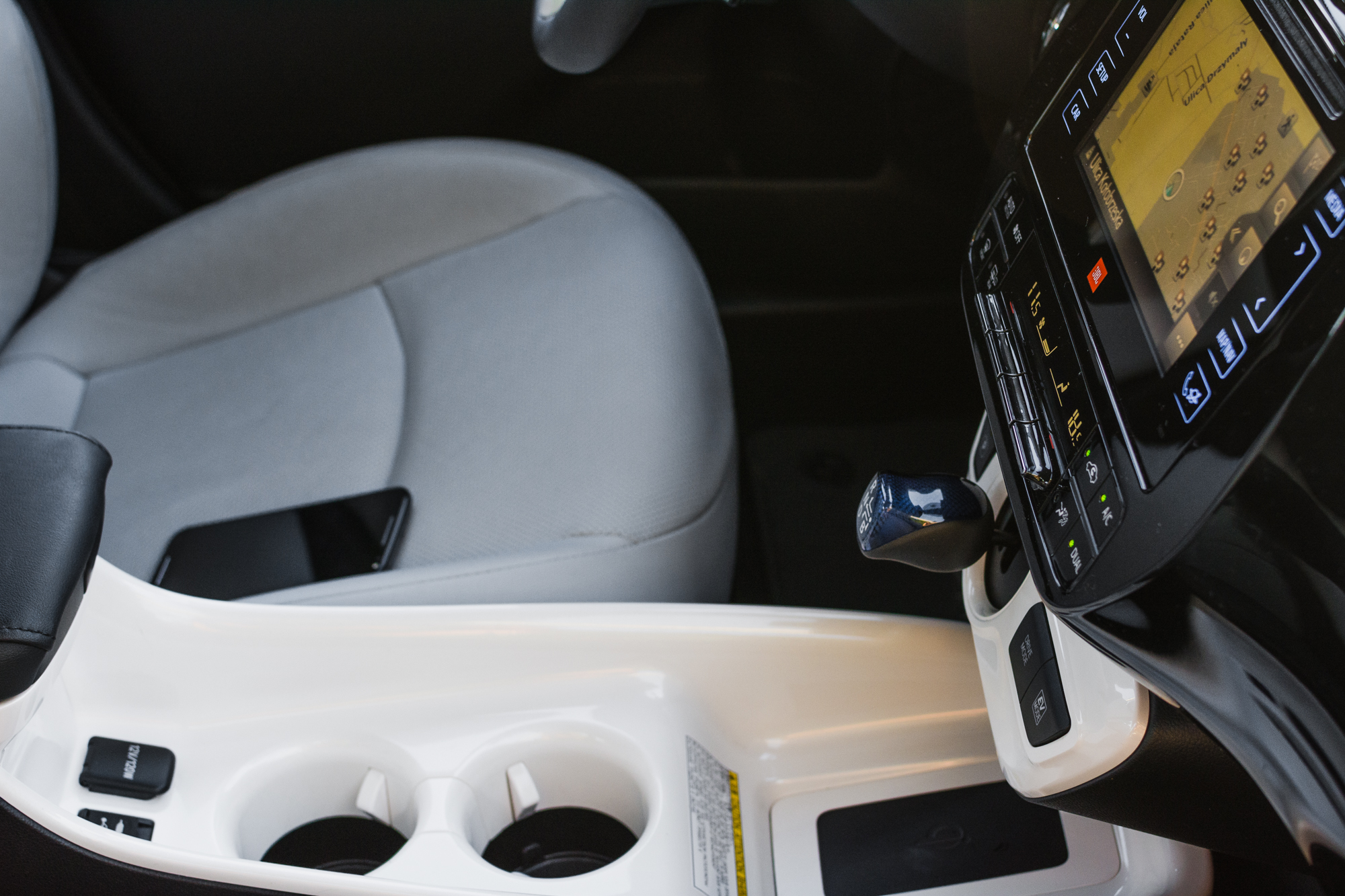 Toyota-Prius-srodek-12 class="wp-image-507641" 