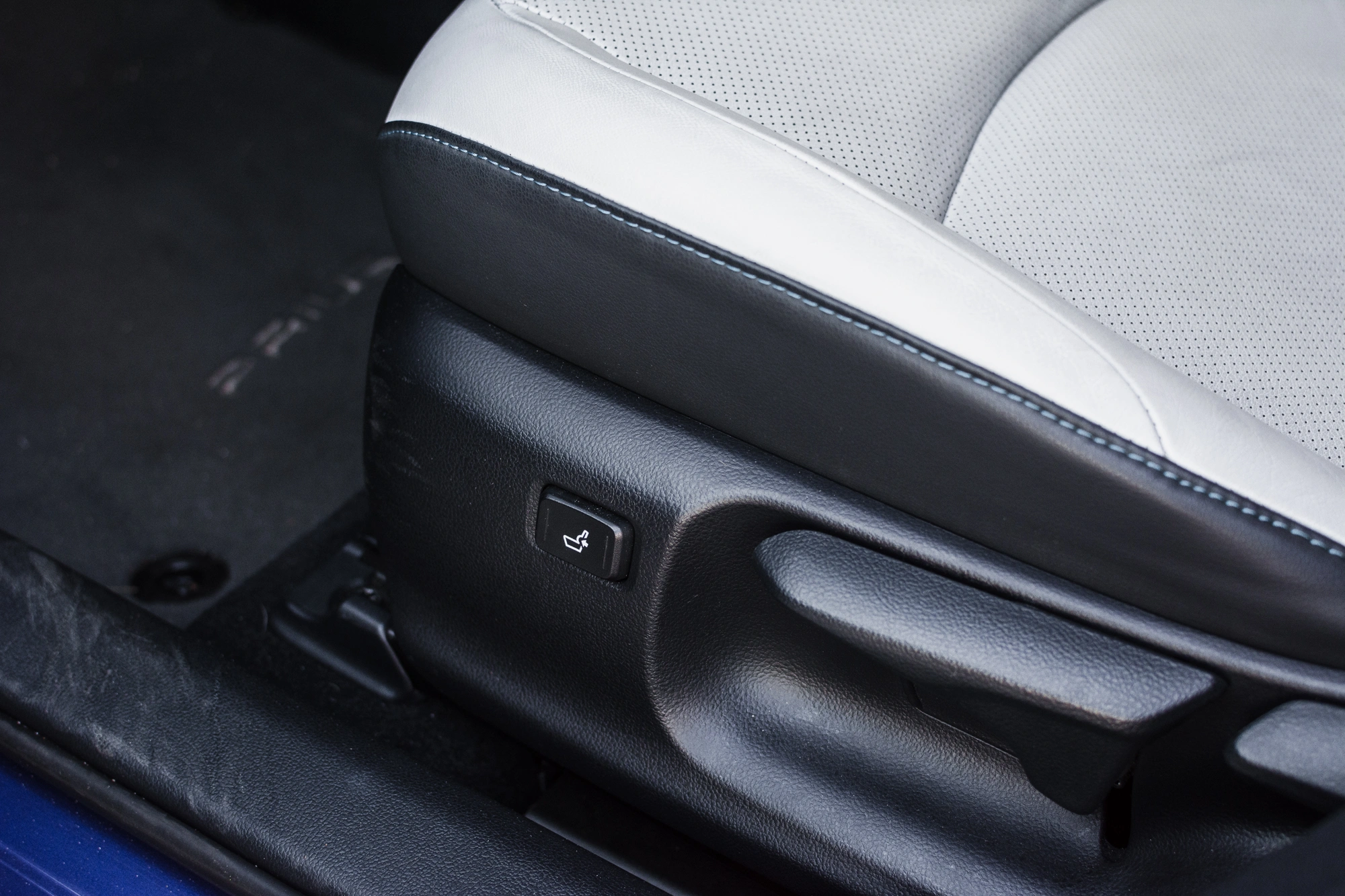 Toyota-Prius-srodek-19 class="wp-image-507648"