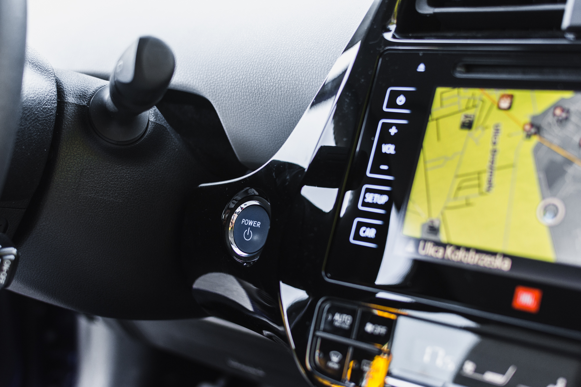 Toyota-Prius-srodek-7 class="wp-image-507637" 