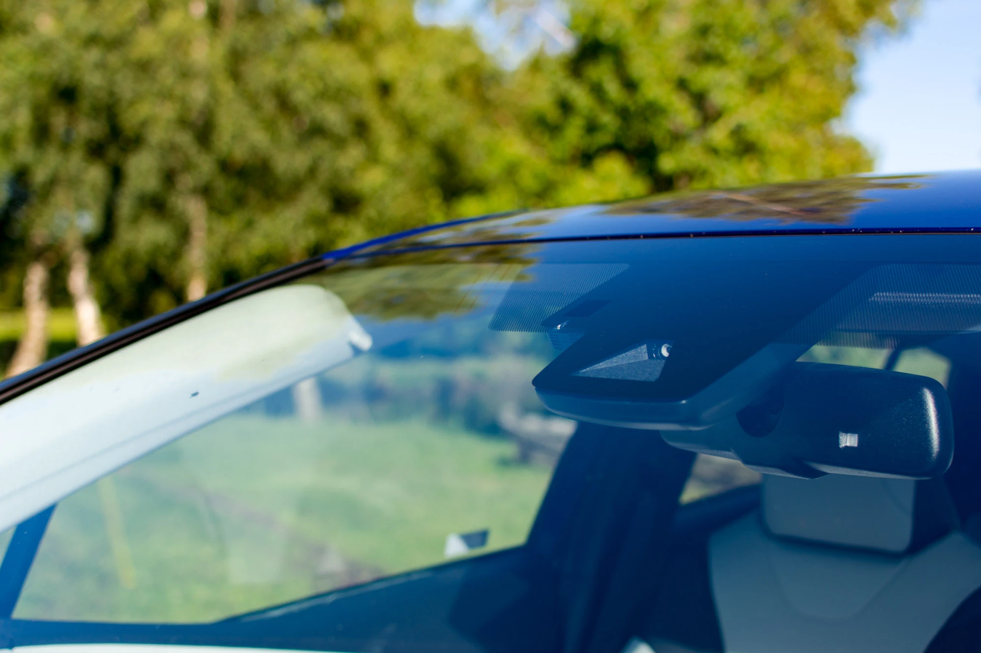 Toyota-Prius-trawa-10