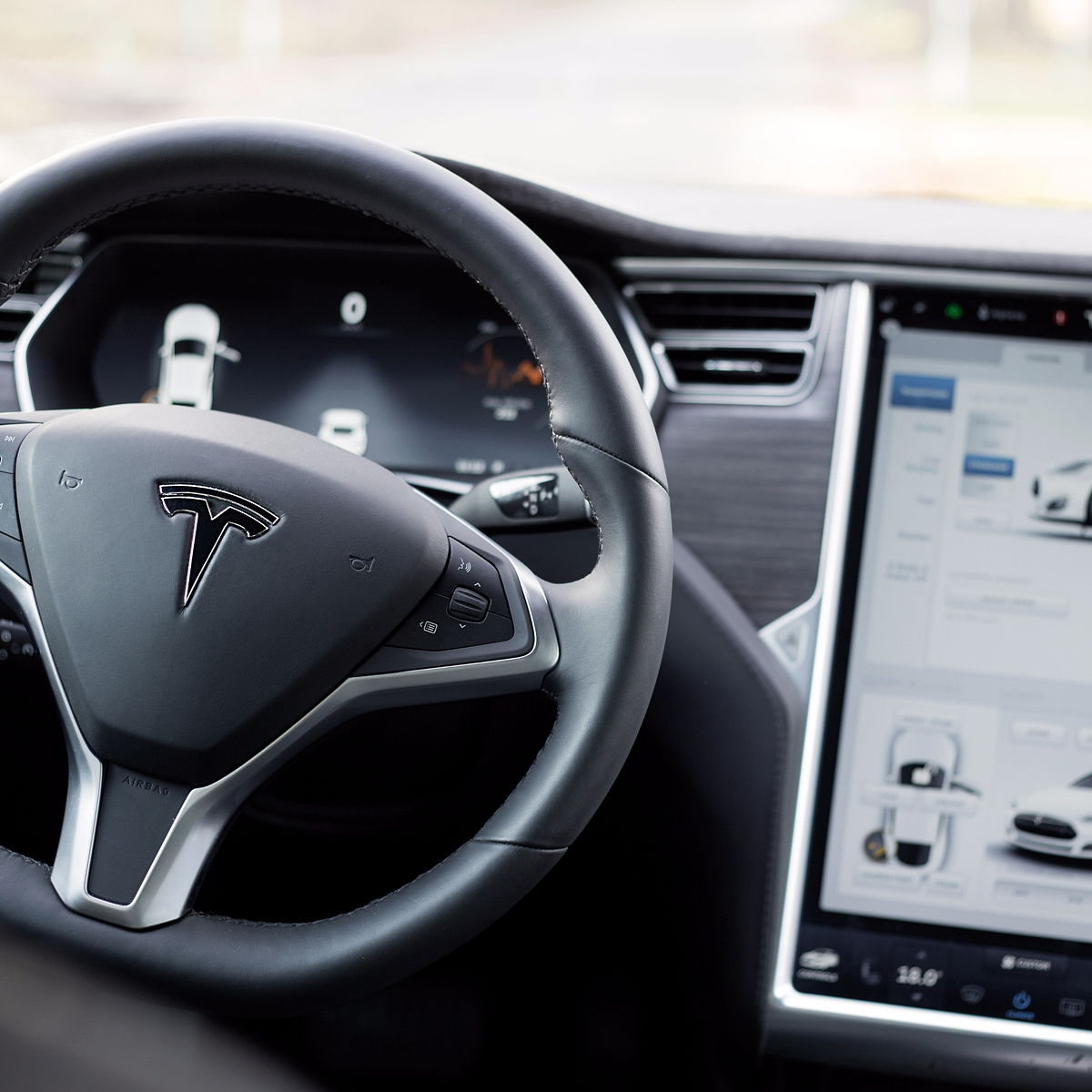 tesla-autopilot class="wp-image-504324" 