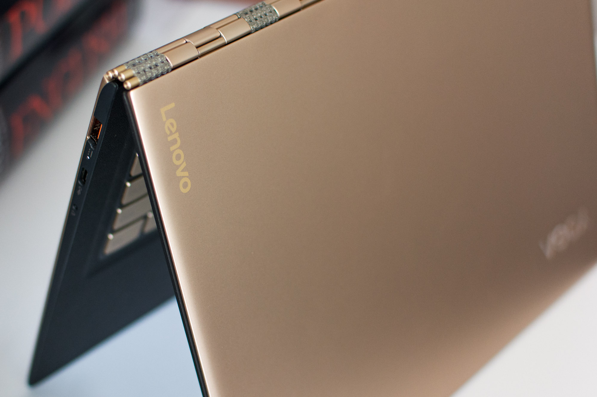 Lenovo-Yoga-900s-5 