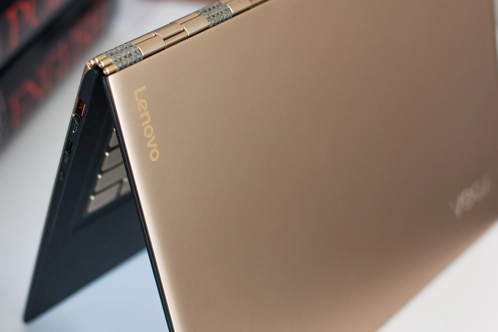 Lenovo-Yoga-900s-5 