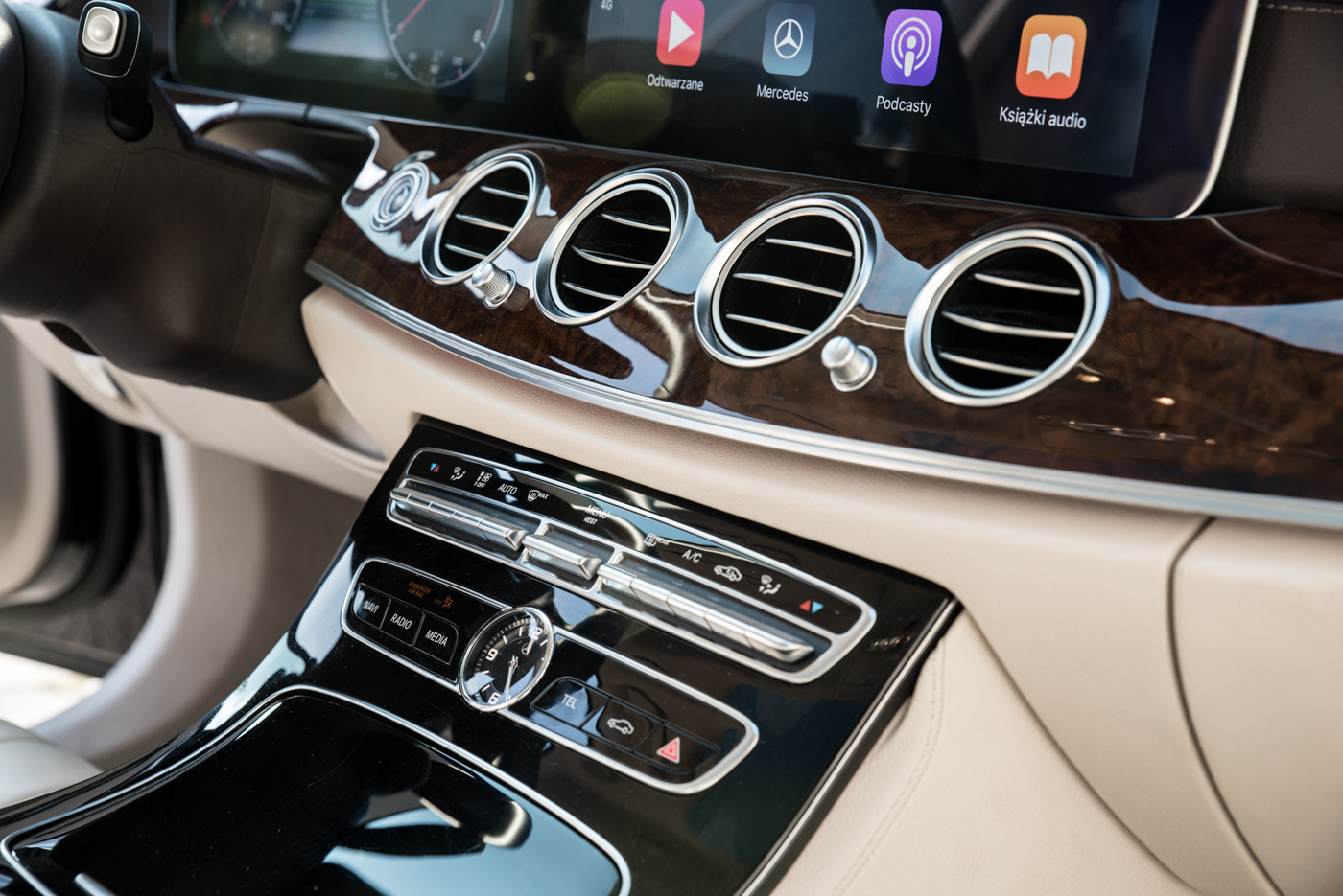 mercedes-benz-e220-37 class="wp-image-512870" 