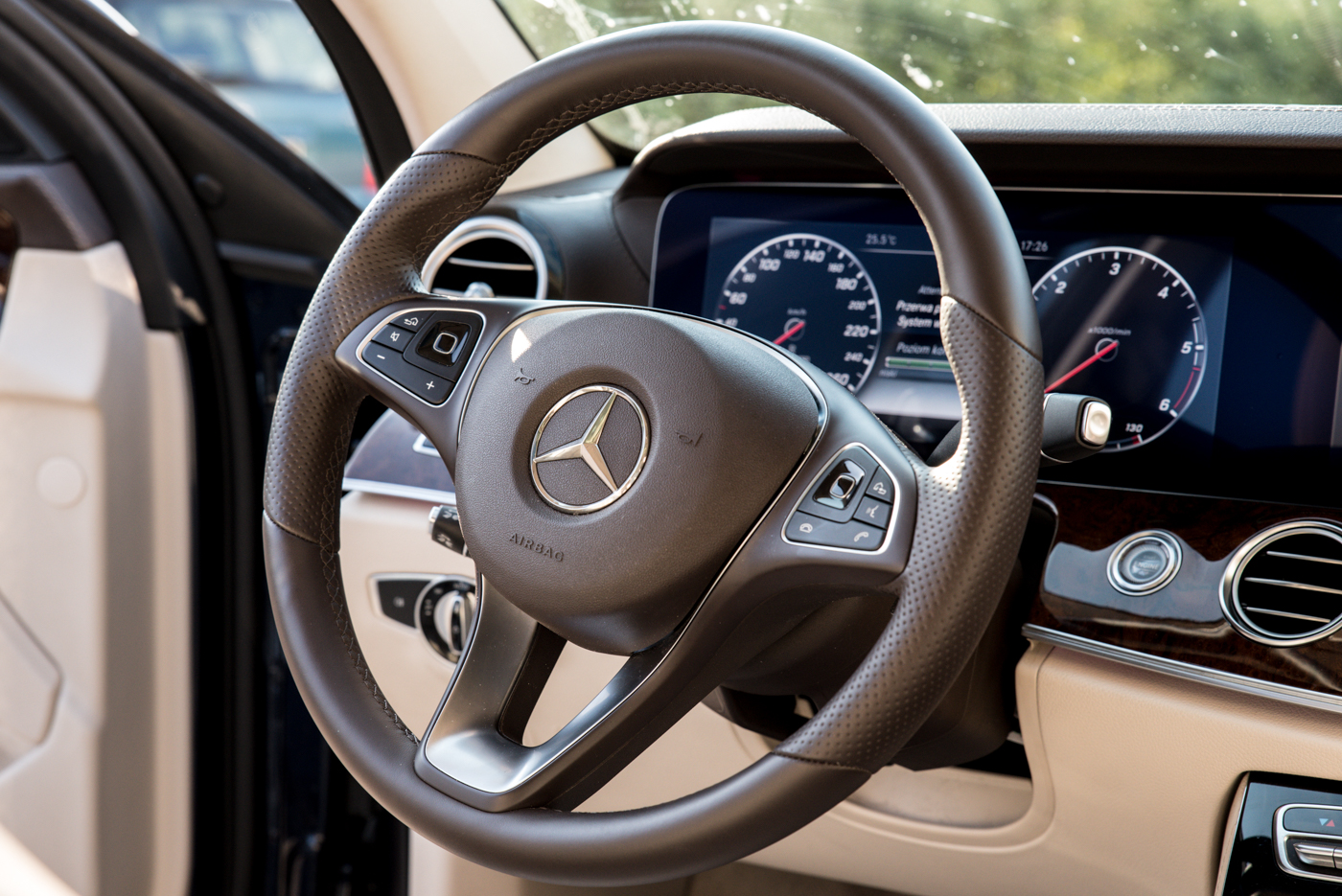 mercedes-benz-e220-38 class="wp-image-512871" 