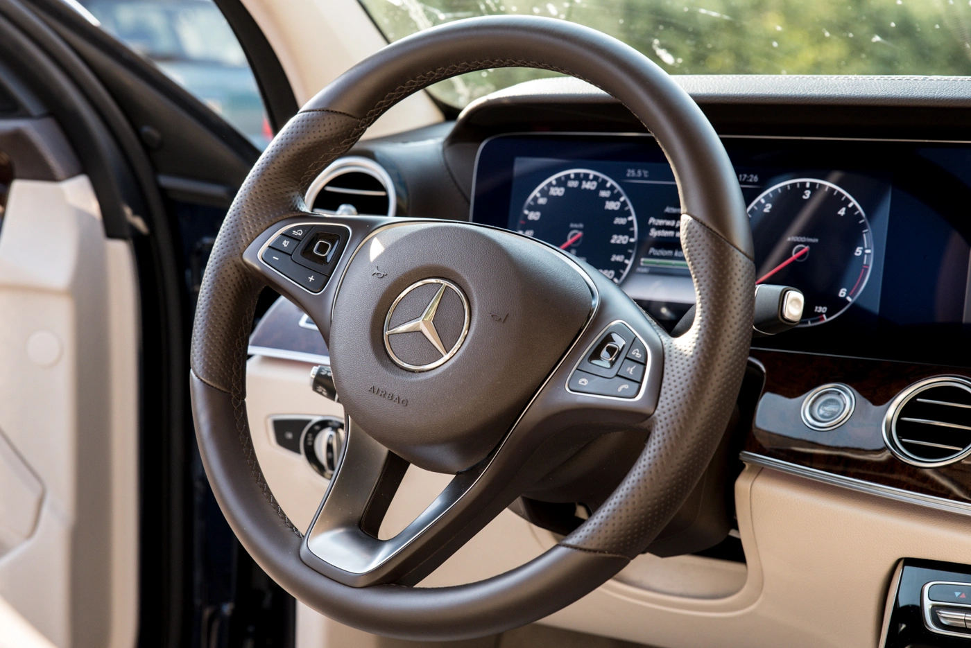 mercedes-benz-e220-38 class="wp-image-512871" 