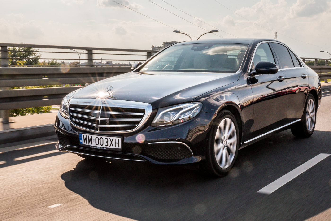 mercedes-e220d-3 class="wp-image-512012" 