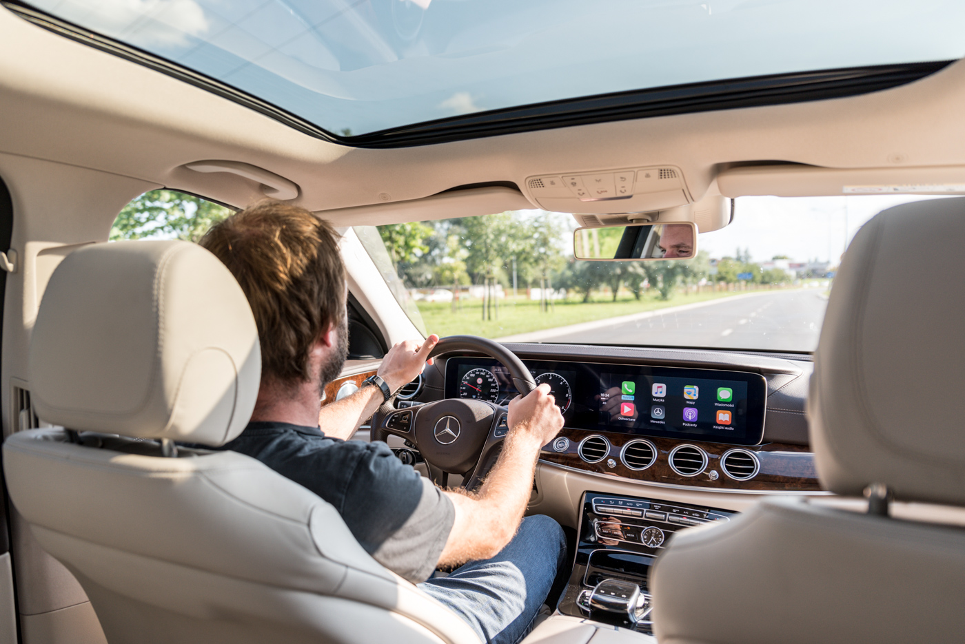 mercedes-e220d-4 class="wp-image-512013" 