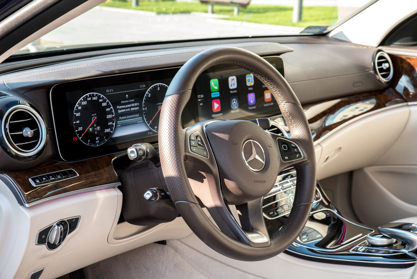 mercedes-e220d-9 class="wp-image-512018" 