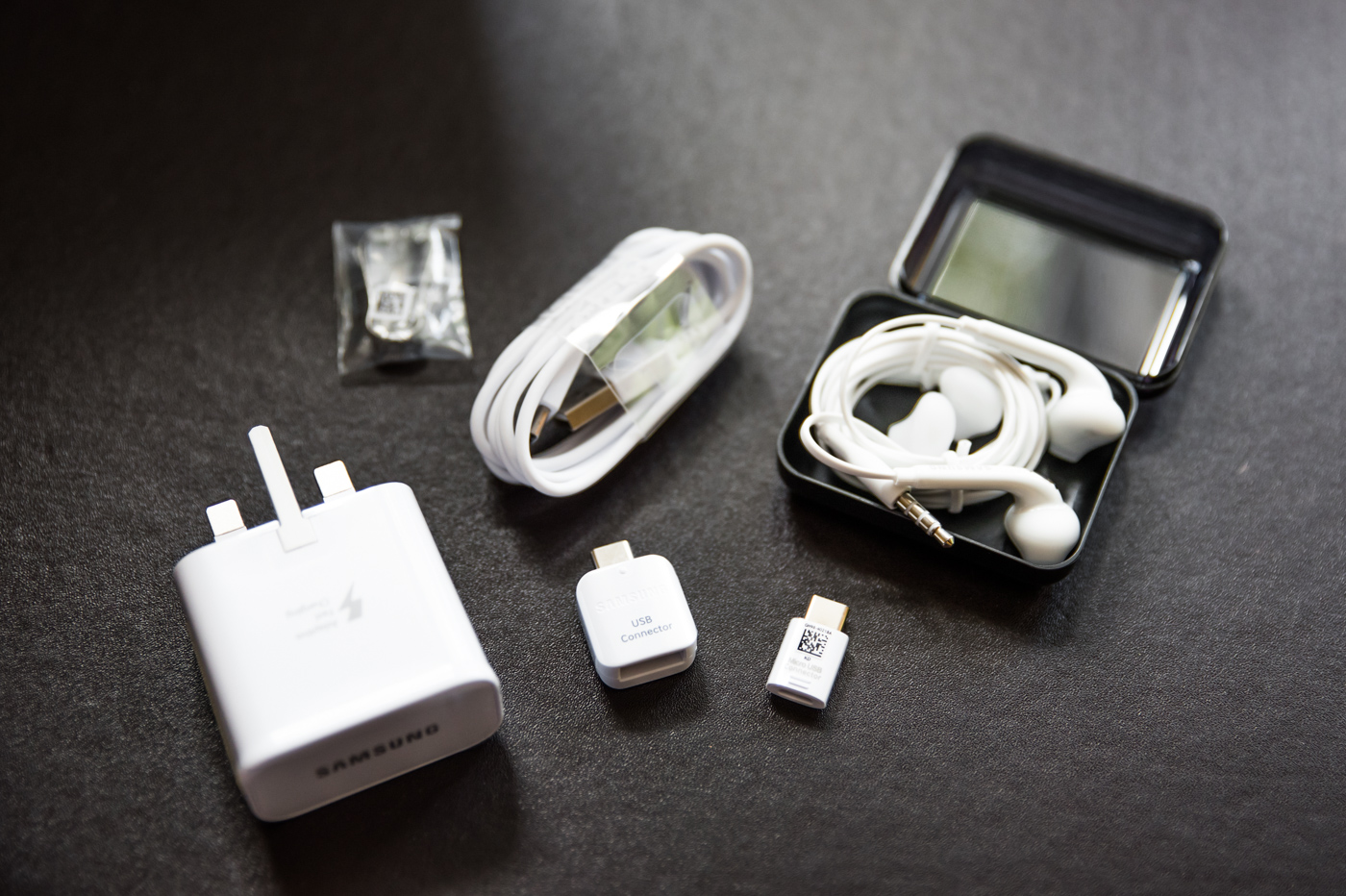 Zestaw przejściówek, jakie Samsung dodaje do pudełka. USB-C - micro USB i USB-C - pełnowymiarowe USB. class="wp-image-511307" 