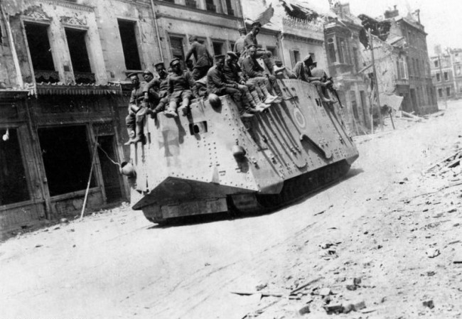 A7V. Żródło: https://pl.wikipedia.org/wiki/A7V#/media/File:Bundesarchiv_Bild_183-P1013-316,_Westfront,_deutscher_Panzer_in_Roye.jpg class="wp-image-514141" 