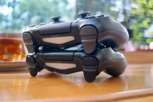 Nowy DUalShock 4 Slim na górze, stary DUalSHock 4 na dole class="wp-image-518728" 