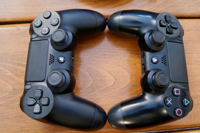 Nowy, matowy DualShock 4 z lewej, stary, błyszczący DualSHock 4 z prawej class="wp-image-518732" 
