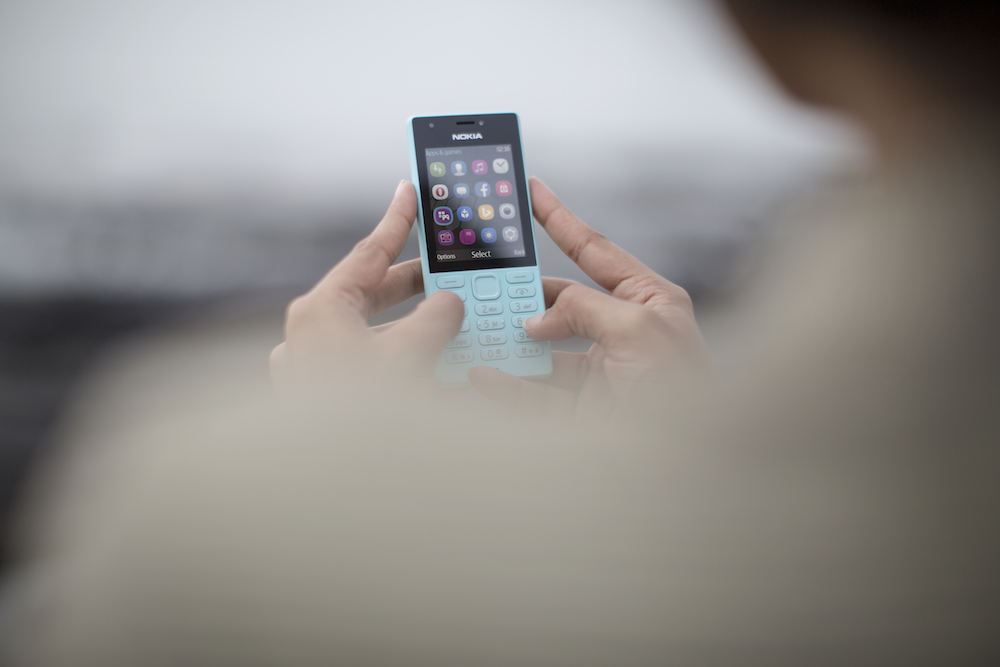nokia-216_hand_grey_ss class="wp-image-517130" 