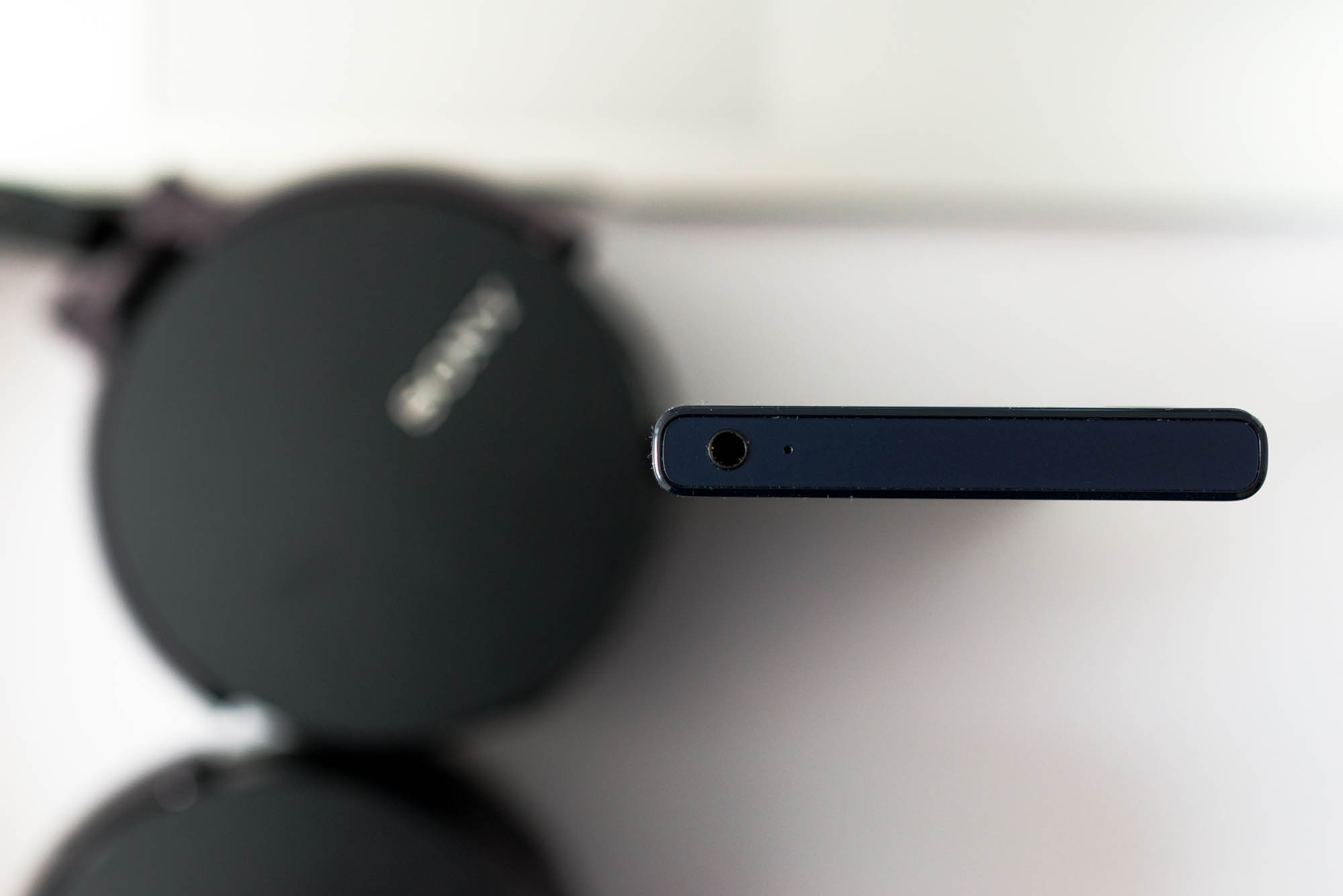 xperia-x-compact-4 class="wp-image-518043" 