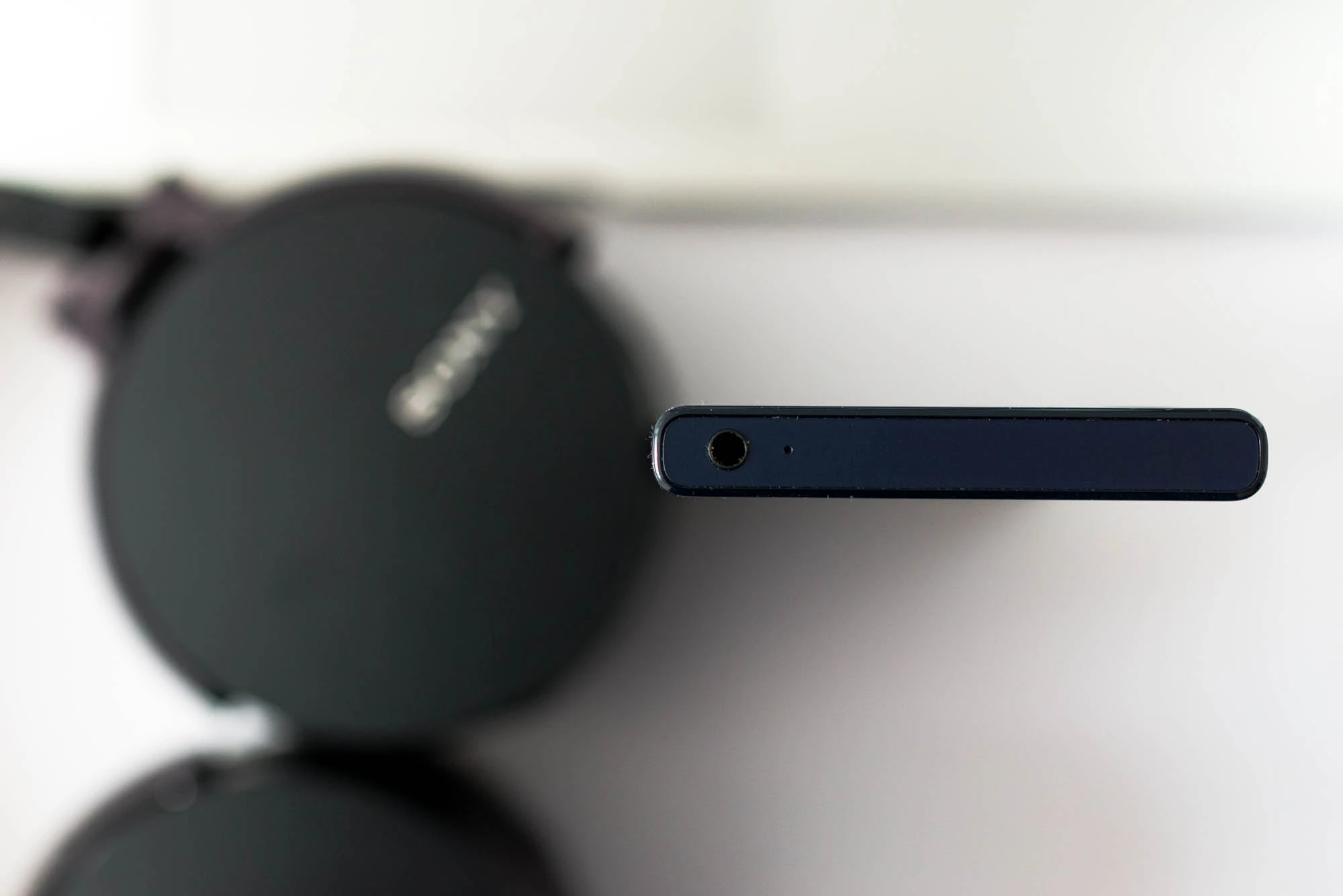 xperia-x-compact-4 class="wp-image-518043" 