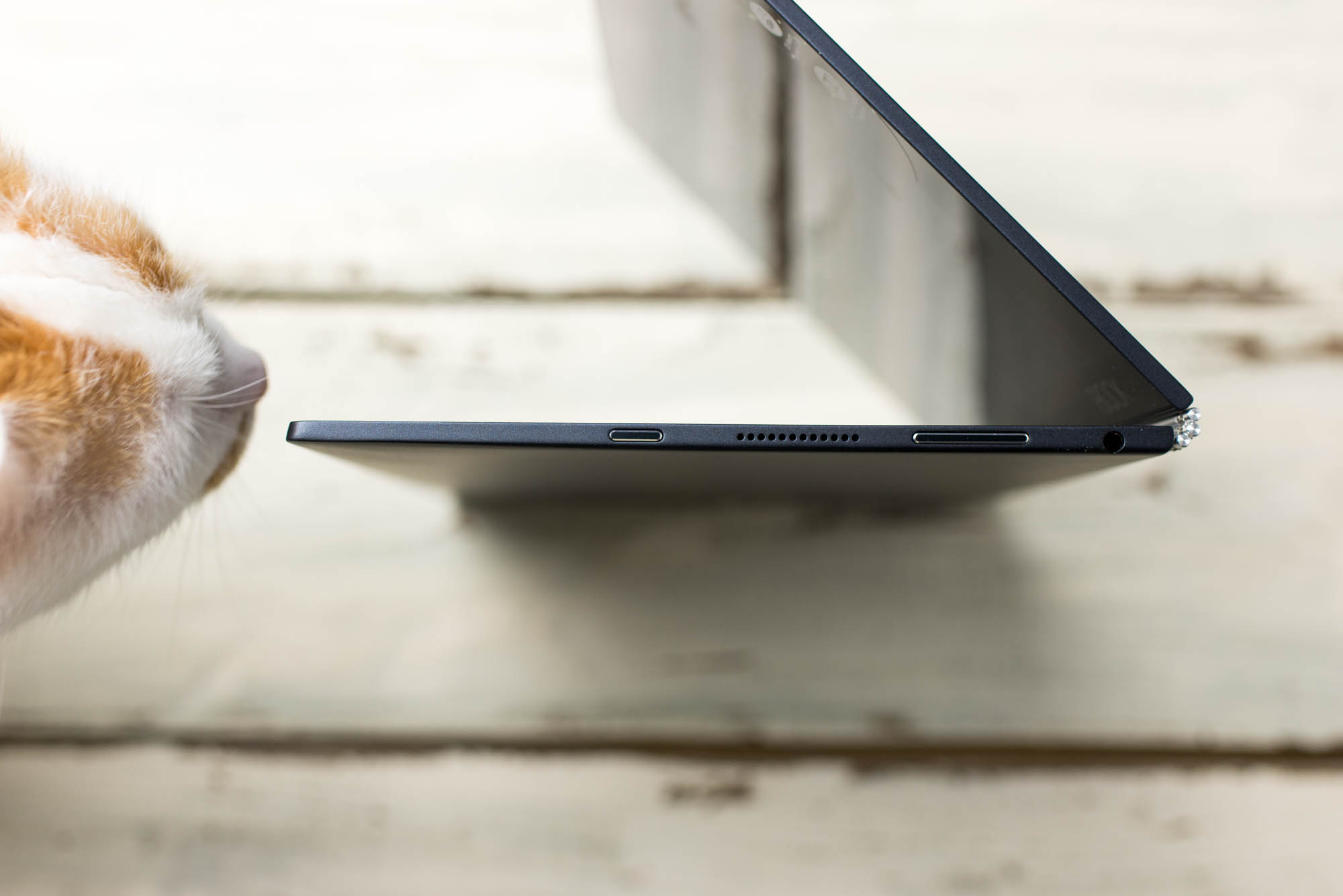 lenovo-yoga-book-1 class="wp-image-522179" 