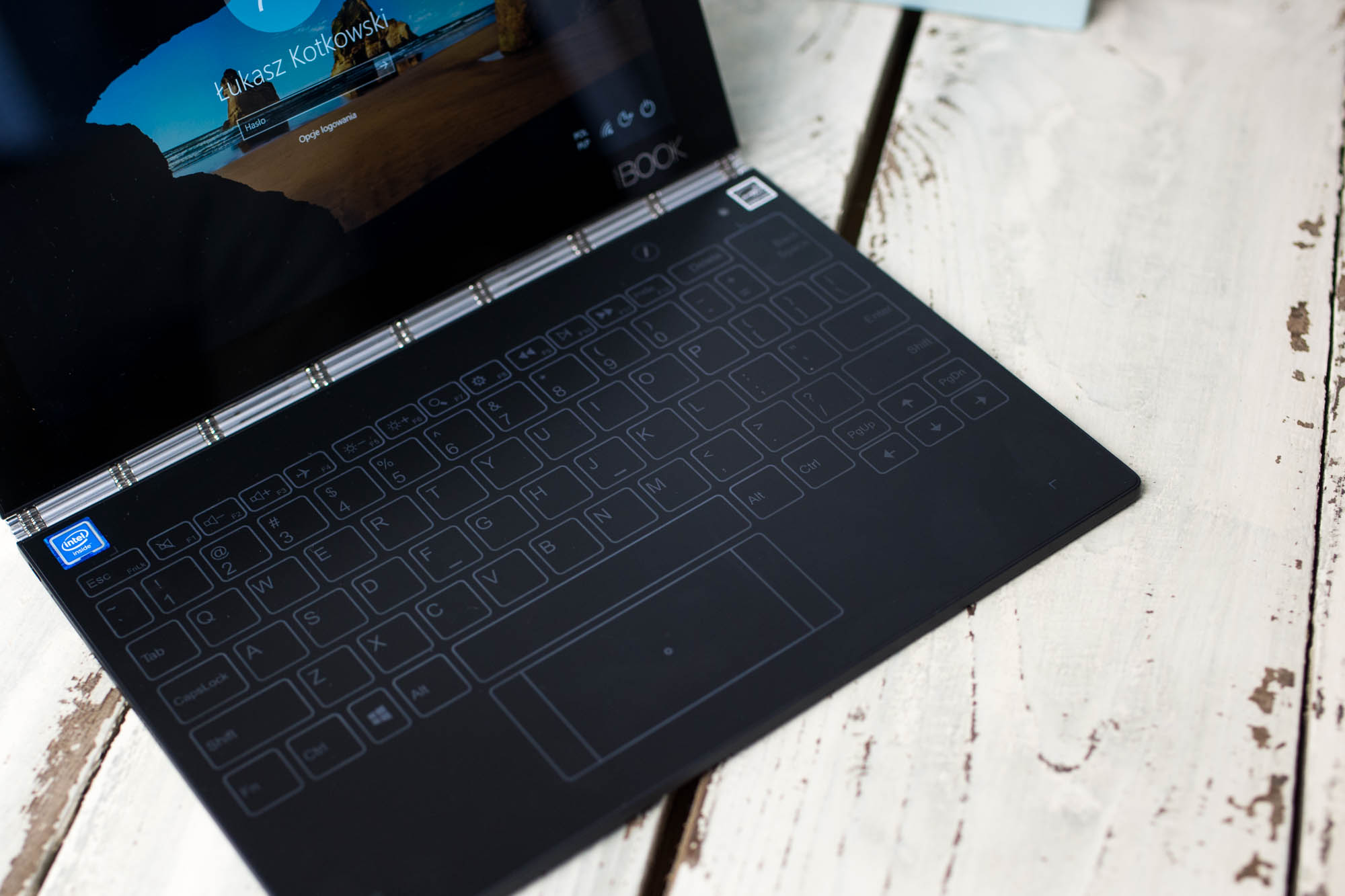 lenovo-yoga-book-2 class="wp-image-522180" 