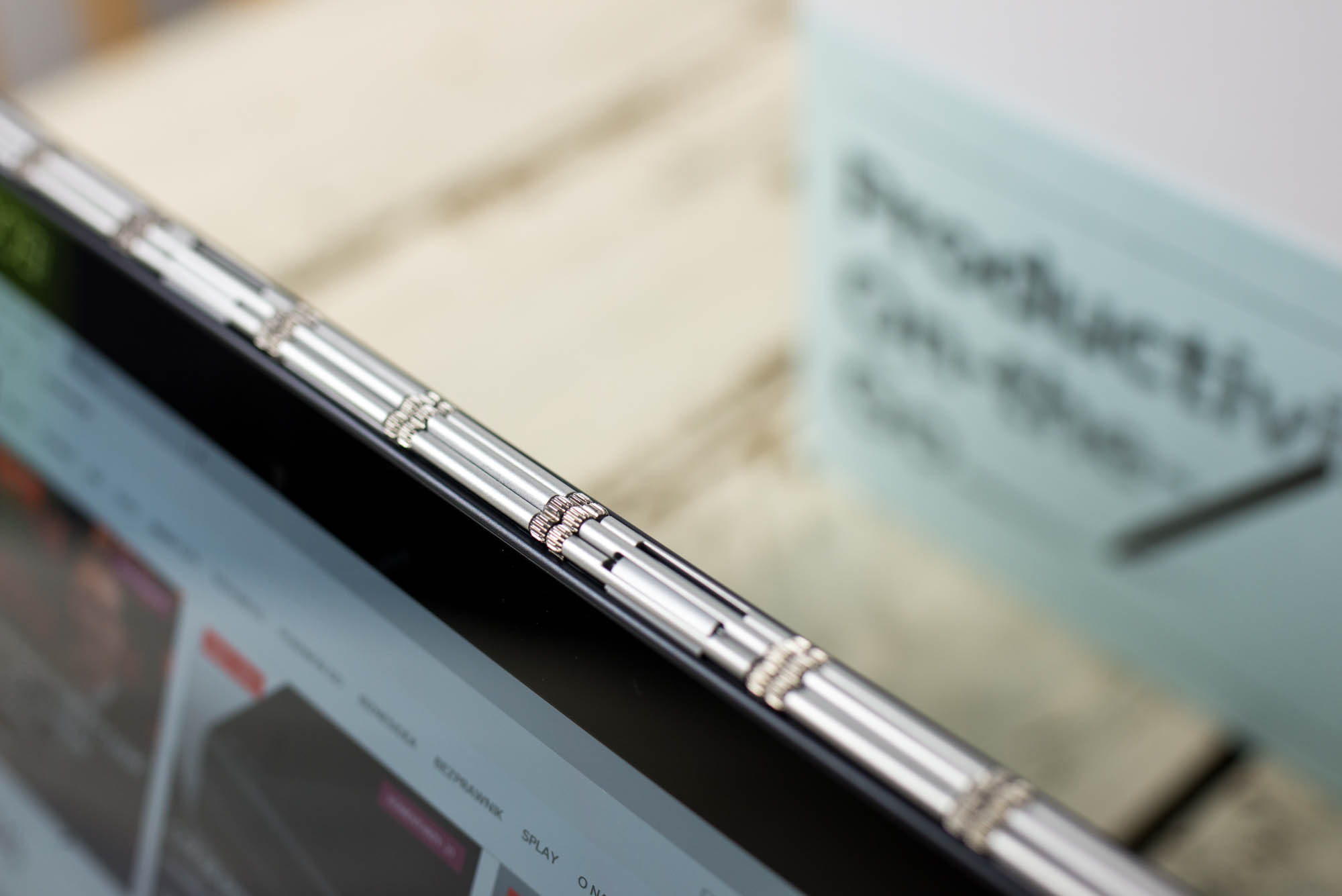 lenovo-yoga-book-7 class="wp-image-522185" 